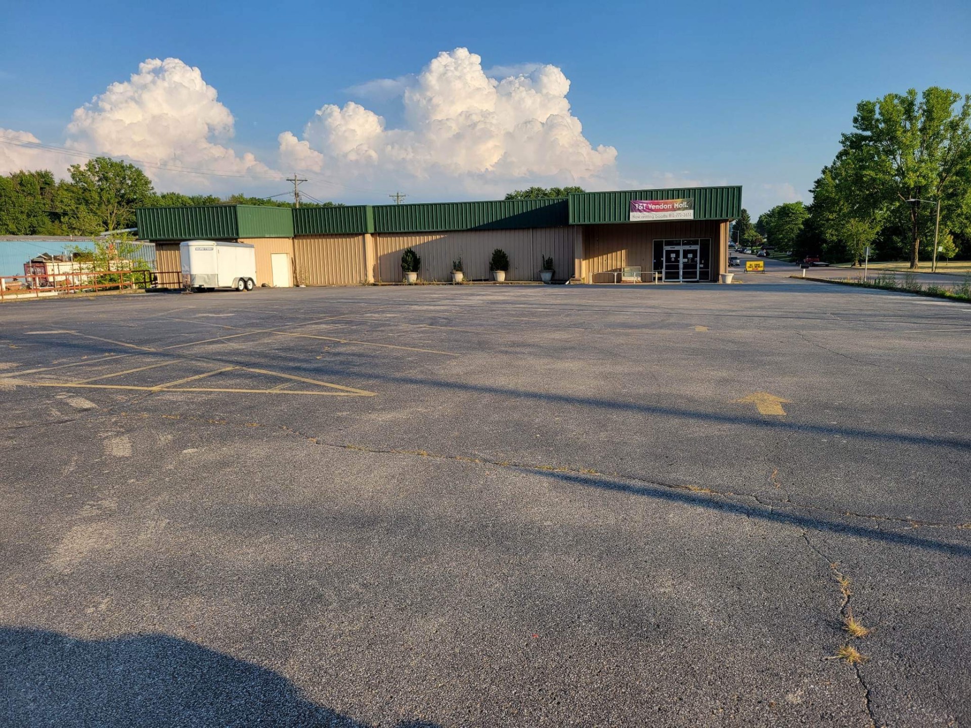 12,000 sf Commercial Building in High Traffic Location
