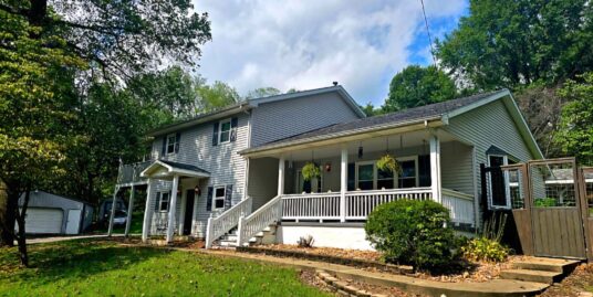 Adorable Modern Farmhouse on 1.3 Acres just 1/2 mile to city!