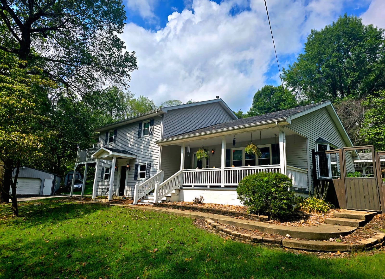 Adorable Modern Farmhouse on 1.3 Acres just 1/2 mile to city!