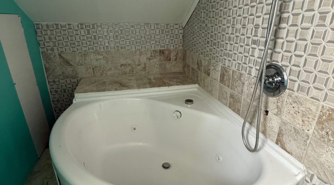 11688041-gHrzLWbt9gCMjhcl