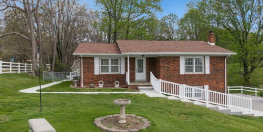 Country living on the edge of town!
